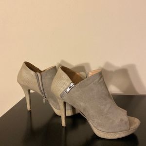 Women's 4-inch, open-toed shoe